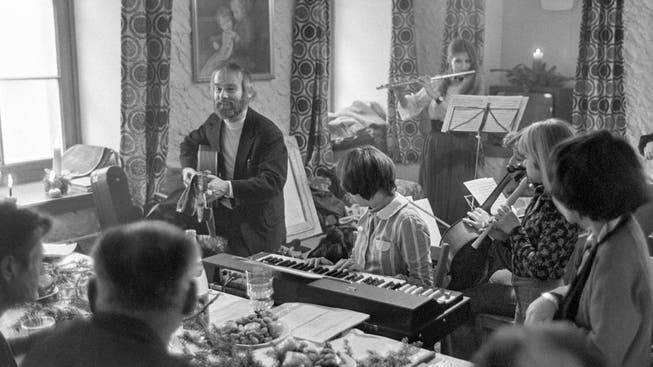 Leidenschaft für Musik: Pfarrer Ernst Sieber an einer Weihnachtsfeier für Obdachlose 1975 in Zürich.