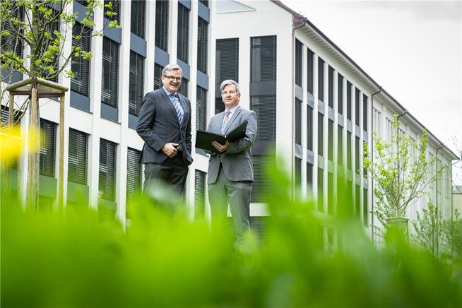Realit-Chef Philipp Gloor (l.) und GastroAargau-Präsident Bruno Lustenberger vor dem künftigen Ausbildungssitz in Lenzburg.