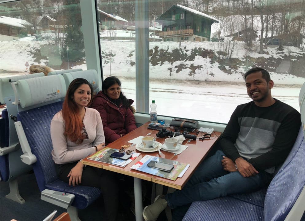Sangetha, Suseela und Sathish (v.l.n.r.) aus Malaysia sahen das Matterhorn in den sozialen Medien. Nun sind sie auf dem Weg dorthin.