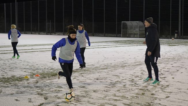 Trainiert wird auch bei Schneefall: Der Trainer Erhard «Hardy» Lüscher ist überzeugt von seinen Spielerinnen.
