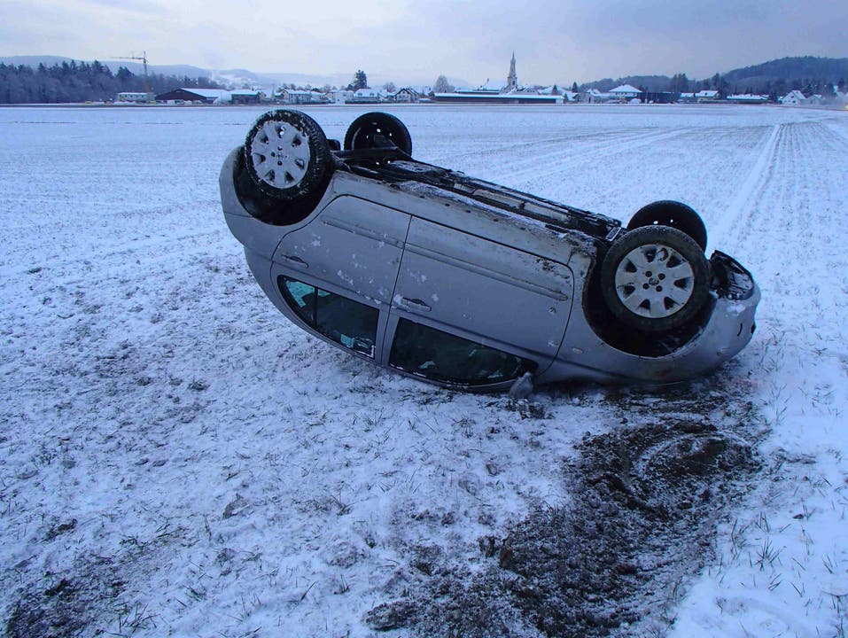 Leuggern AG, 31. Januar: Beim Selbstunfall überschlug sich der Nissan, aber die Lenkerin blieb unverletzt.