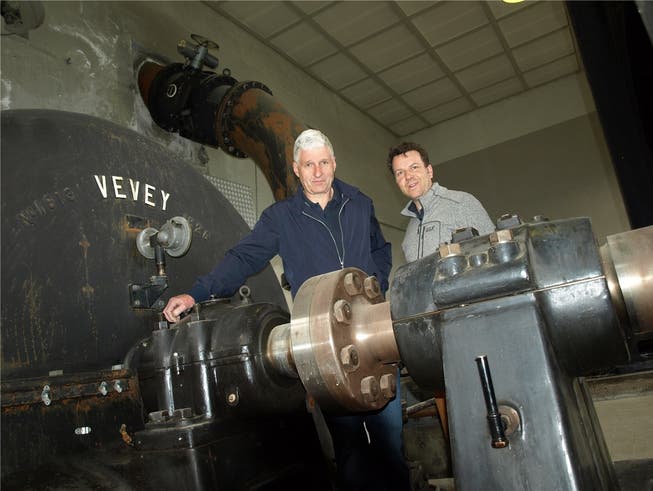 Pascal Troller (links) und Simon Weiss im Maschinenhaus von Schattenhalb 2, welches die Stiftung Kraft&amp;Wasser wieder in Betrieb nehmen will.