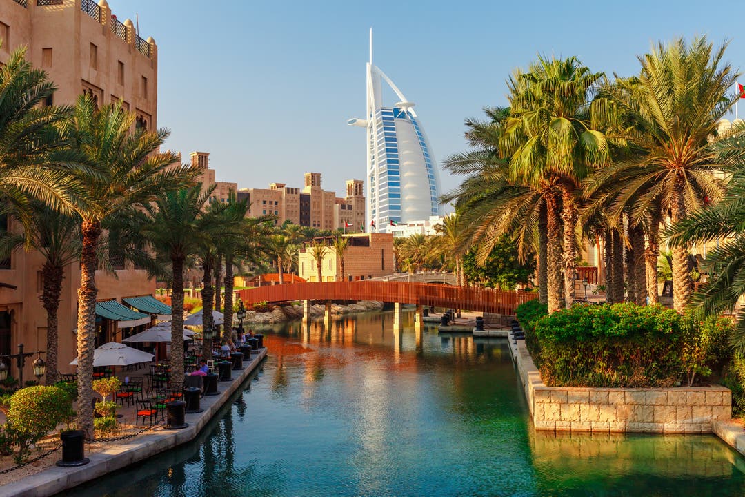 Dubai (Vereinigte Arabische Emirate), 11,7 Tonnen Treibhausgase Mit dem A380 von Emirates geht es ab in die Wüste für Erlebnis- und Shoppingferien in Dubai. In der Stadt der Vereinigten Arabischen Emirate locken Superlative wie der Burj Khalifa, ein 830 Meter hoher Wolkenkratzer, der die Skyline dominiert. Gleich davor befindet sich der Dubai Fountain. Seine Wasserstrahlen und Lichter zu Musik zeigen regelmässig eine Choreografie. Und auf künstlichen Inseln vor der Küste liegt Atlantis-The Palm, ein Resort mit einem imposanten Wasserpark und Aquarium. Ach ja, und Shoppingcenter gibt es natürlich auch. Sehr, sehr viele.
