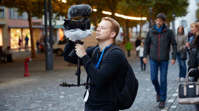Roger Gloor ist ein junger Filmemacher aus Aarau, der gerade seinen ersten Kurzfilm zum Thema "Aus der Komforzone" veröffentlicht hat.