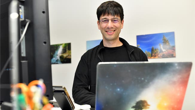 Tobias Oetiker in seinem Büro am Aarweg. Seit 13 Jahren ist der Informatiker selbstständig.