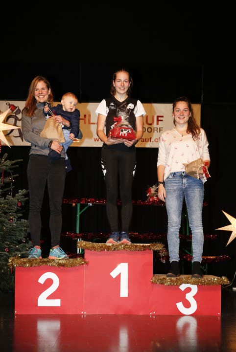 Chlauslauf Niederrohrdorf 2018 Siegerinnen der Kategorie Damen 20: 1. Anais Röhler, 2. Annina Hahnloser, 3. Rahela Brunner, bei der Siegerehrung des Chlauslaufs in Niederrohrdorf, am 1. Dezember 2018