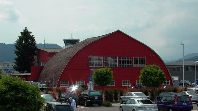 Noch steht der Hangar auf dem Flughafengelände Bern-Belp.
