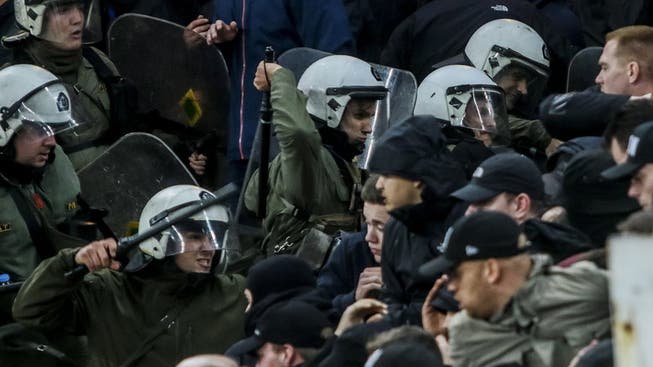 Griechische Polizisten schlagen auf Ajax-Fans ein