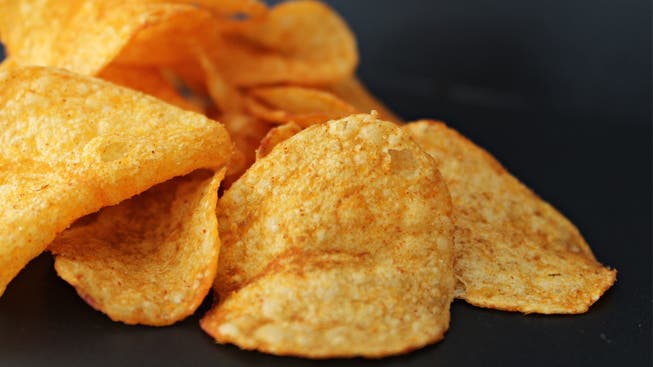 Chips aus Kartoffeln: Zur Abwechslung kann man sie auch mit Randen, Karotten oder Pastinaken machen.