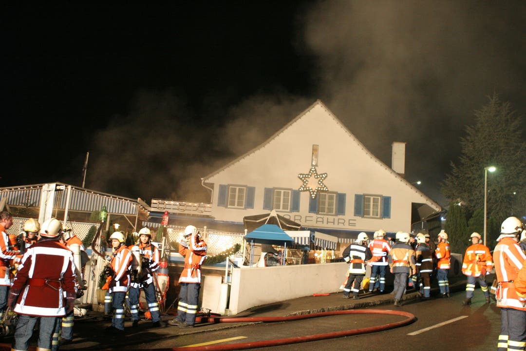 Brand in Käpten Jo's Aarfähre am 29. Dezember 2004: Ein Angestellter (53) stirbt an einer schweren Rauchvergiftung, nachdem er von der Feuerwehr aus dem Weinkeller geborgen werden musste.