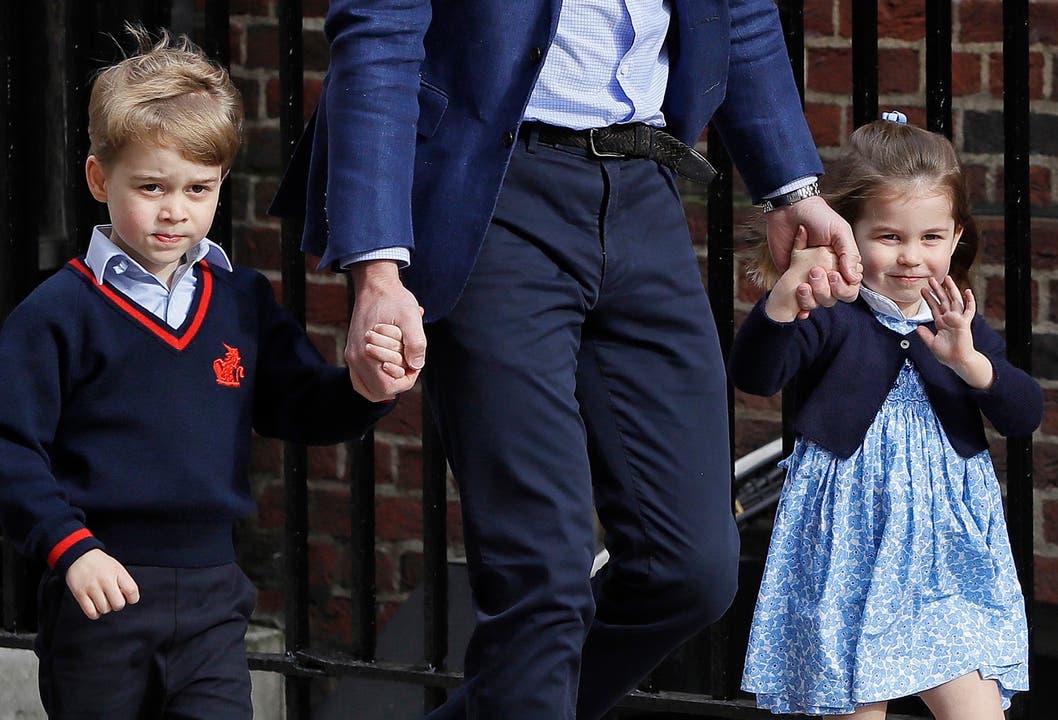 Prinz William mit George und Charlotte nach der Geburt von deren Bruder Louis, April 2018.