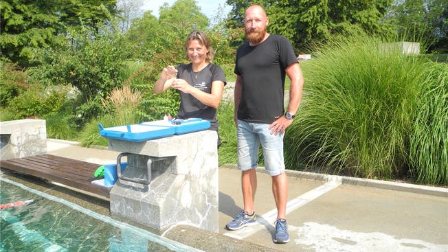 Bademeisterin Brigitte Schranz und Anlagenleiter Maik Ruzicska prüfen den Chlor- und den pH-Wert des Wassers im Sportzentrum Zuchwil.