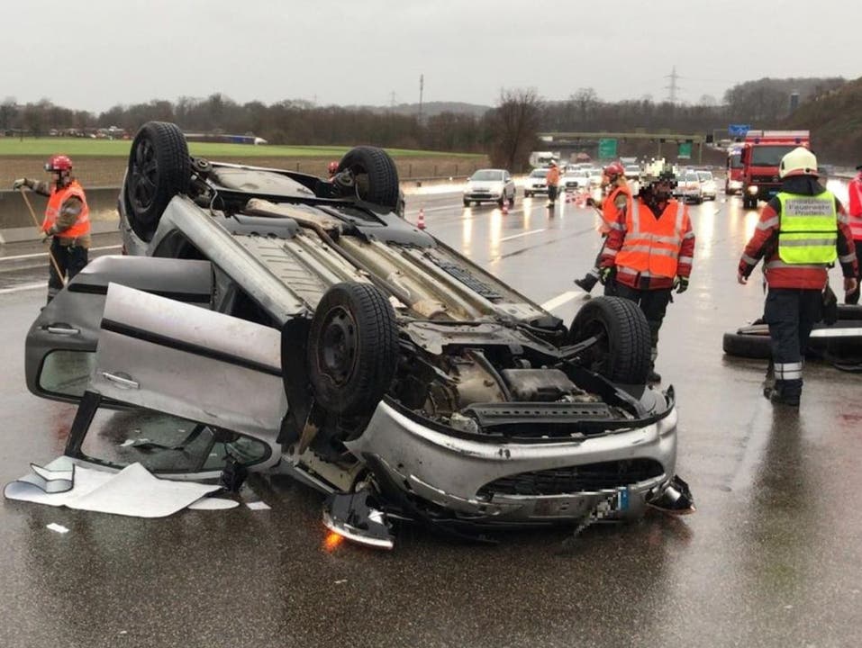 Pratteln BL, 20. Dezember Eine Autofahrerin streifte am Freitag auf der A2 bei Pratteln einen Resiecar. Ihr Wagen überschlug sich und sie wurde verletzt. Die Autobahn musste für eine knappe Stunde gesperrt werden.