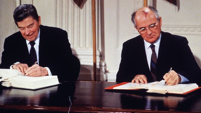 Einer der wichtigsten Abrüstungsverträge: Ronald Reagan und Michail Gorbatschow unterzeichnen 1987 das Abkommen über das Verbot landgestützter Mittelstreckenwaffen.