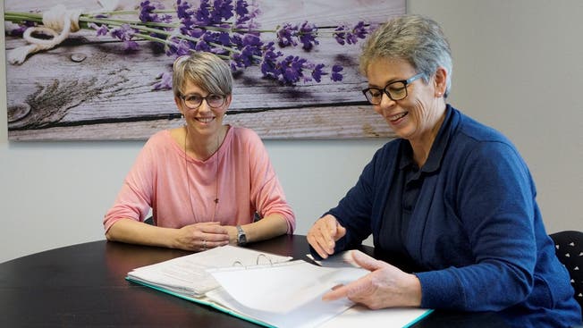 Nadja Affolter (links) und Susi Glutz erklären ihre Arbeit im Palliative-Care-Team Spitex Aare.
