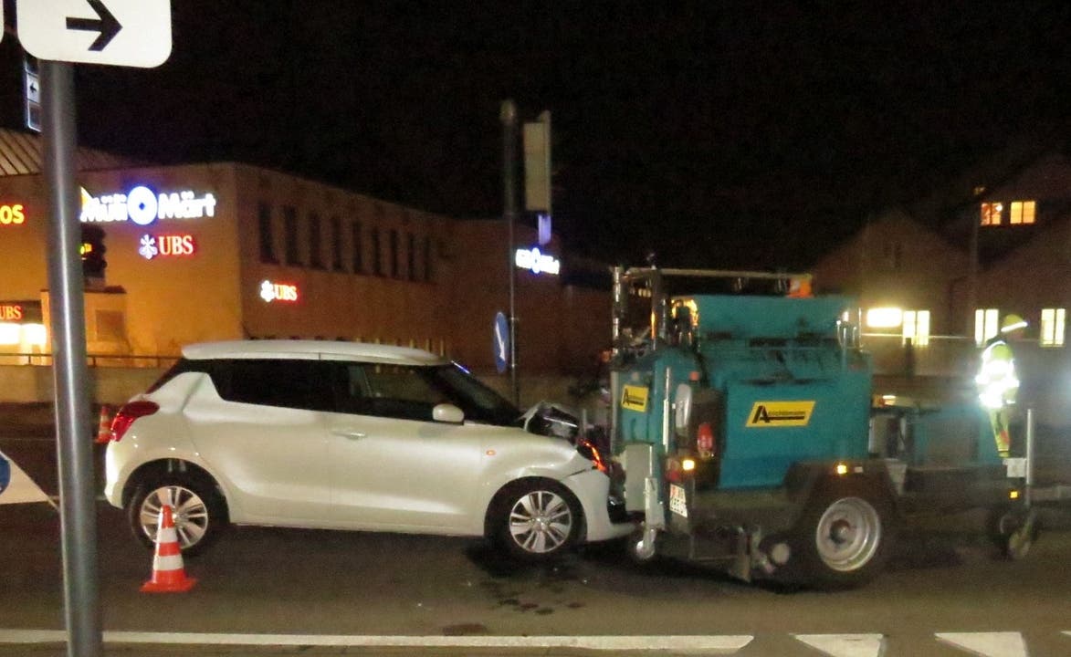 Lenzburg AG, 5. Dezember Ein 80-jähriger Autolenker prallt bei einer Baustelle gegen eine Maschine. Ein Arbeiter erlitt leichte Verletzungen. Der alkoholisierte Lenker muss seinen Führerausweis vorläufig abgeben.