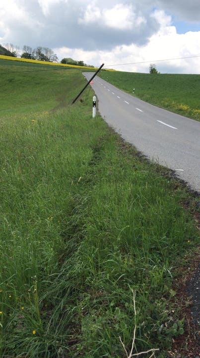 Thalheim AG, 12. Mai: Zwischen Thalheim und der Staffelegg hat ein unbekanntes Auto einen Telefonmast gerammt. Die Polizei sucht Zeugen.