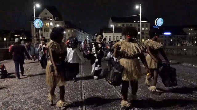 Die Guggenmusik Mohrekopf am Guggen-Sternmarsch an der Fasnacht 2018. Die Kostüme passen nicht allen.