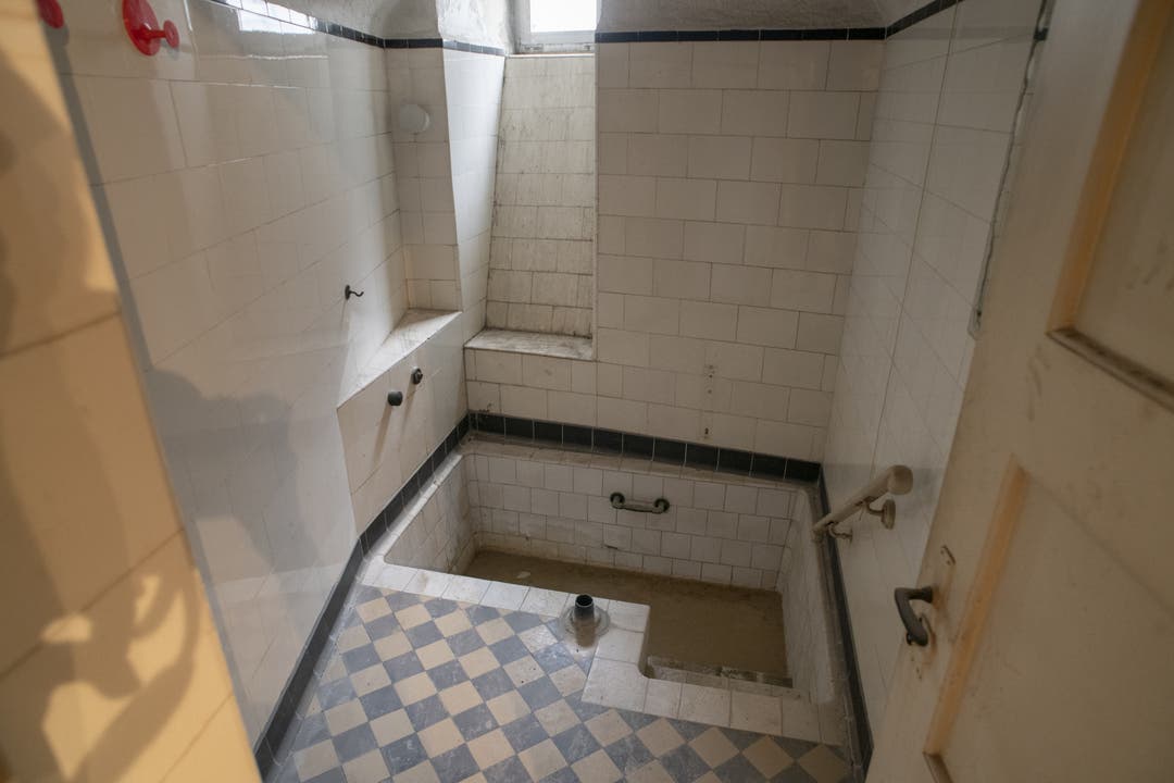 In den alten Badezellen riecht es nach faulen Eiern - typisch für das schwefelhaltige Badener Thermalwasser. Einige der Zellen sollen erhalten bleiben.