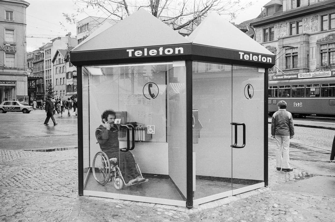 Schon 1979 der Treffpunkt: Die Telefonkabinen auf dem Barfi.