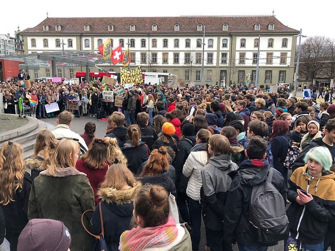 Auf dem Berner Bahnhofplatz haben sich rund 1000 Kinder und Jugendliche zum Klimastreik versammelt.