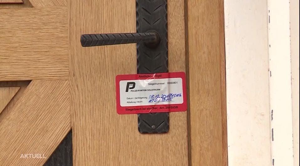 An der Tür ist ein Siegel der Polizei angebracht.