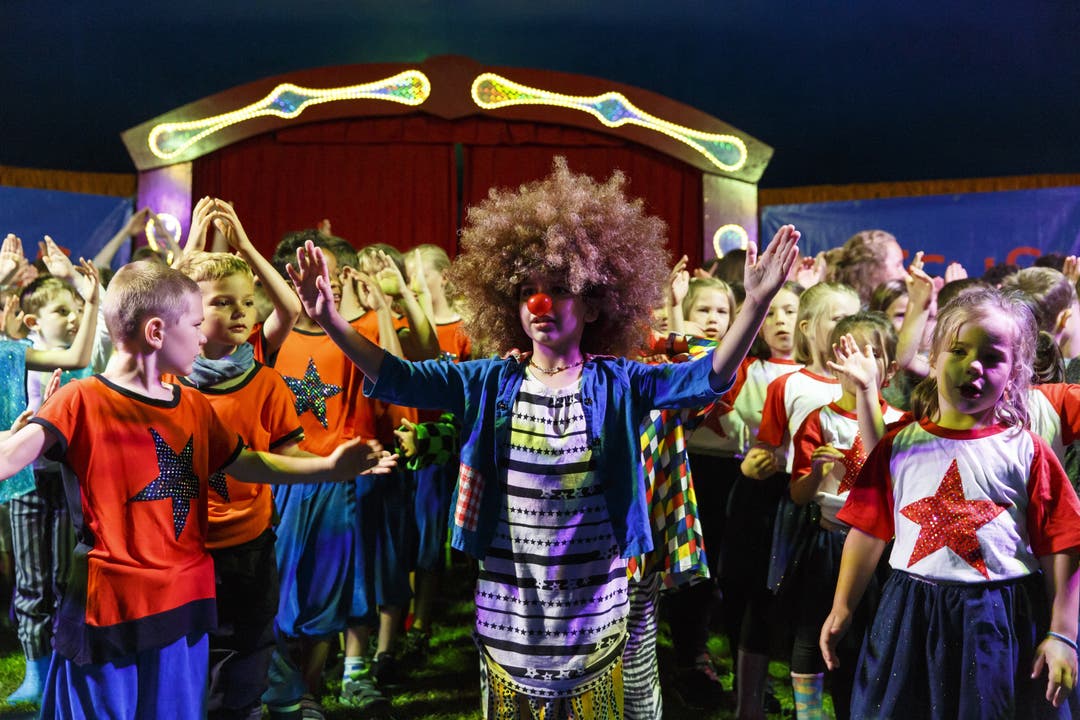 Schulschlussfeier 2018 in Horriwil: Nach einer Zirkuswoche führen die Schulkinder eine Zirkusvorstellung auf.