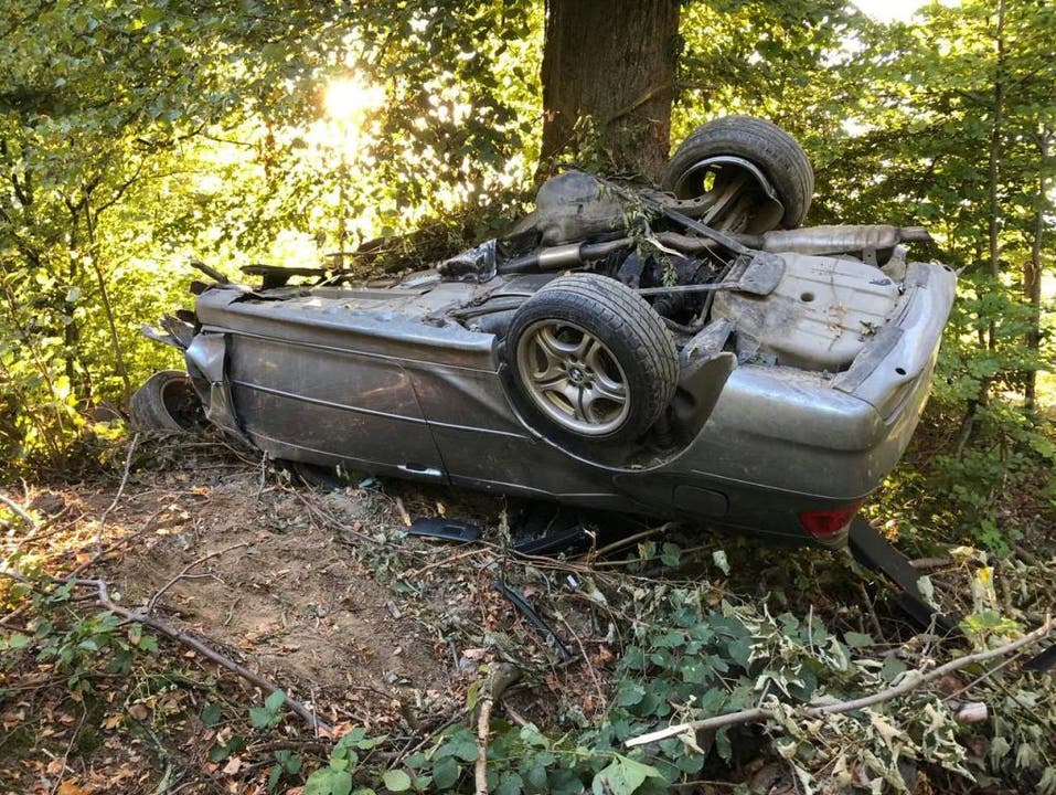 Suhr AG, 25. September In einem Waldstück neben der Autobahn A1 in Suhr AG gefunden: Der Lenker dieses demolierten Autos erlitt beim Selbstunfall tödliche Verletzungen.