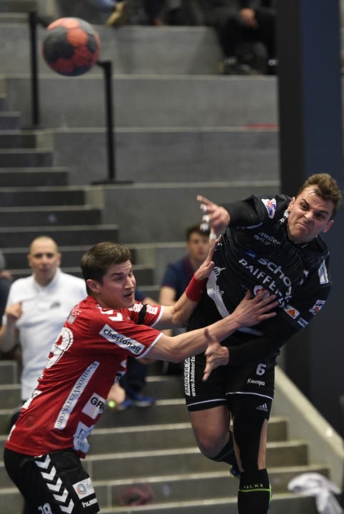 Handball, NLB: TV Endingen - STV Baden Pascal Bühler (rechts, Baden) gegen Sebastian Kündig.