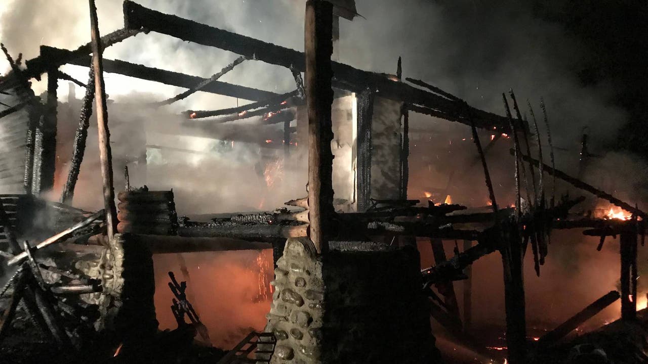 Bülach ZH, 11. Mai: Am Samstagmorgen ist es in einer Waldhütte in Bülach zu einem Brand gekommen. Trotz ausgerückter Feuerwehr brannte das Gebäude praktisch vollständig ab. Der Sachschaden dürfte 100'000 Franken übersteigen.