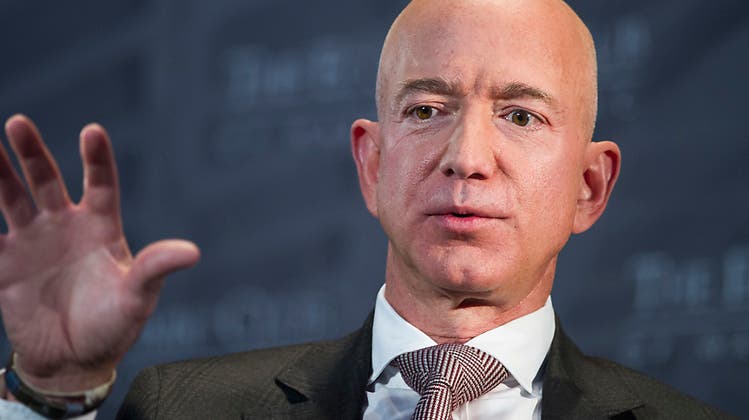 Boulevardblatt erpresst Amazon Chef Jeff Bezos mit schlüpfrigen Fotos – dieser dreht den Spiess um