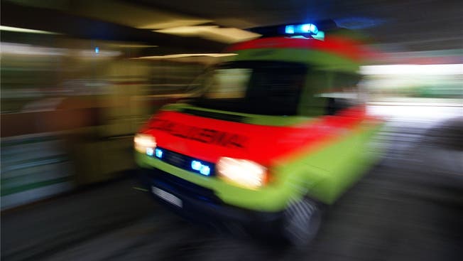 Eine Ambulanz bringt den Schwerverletzten ins Spital. (Symbolbild)