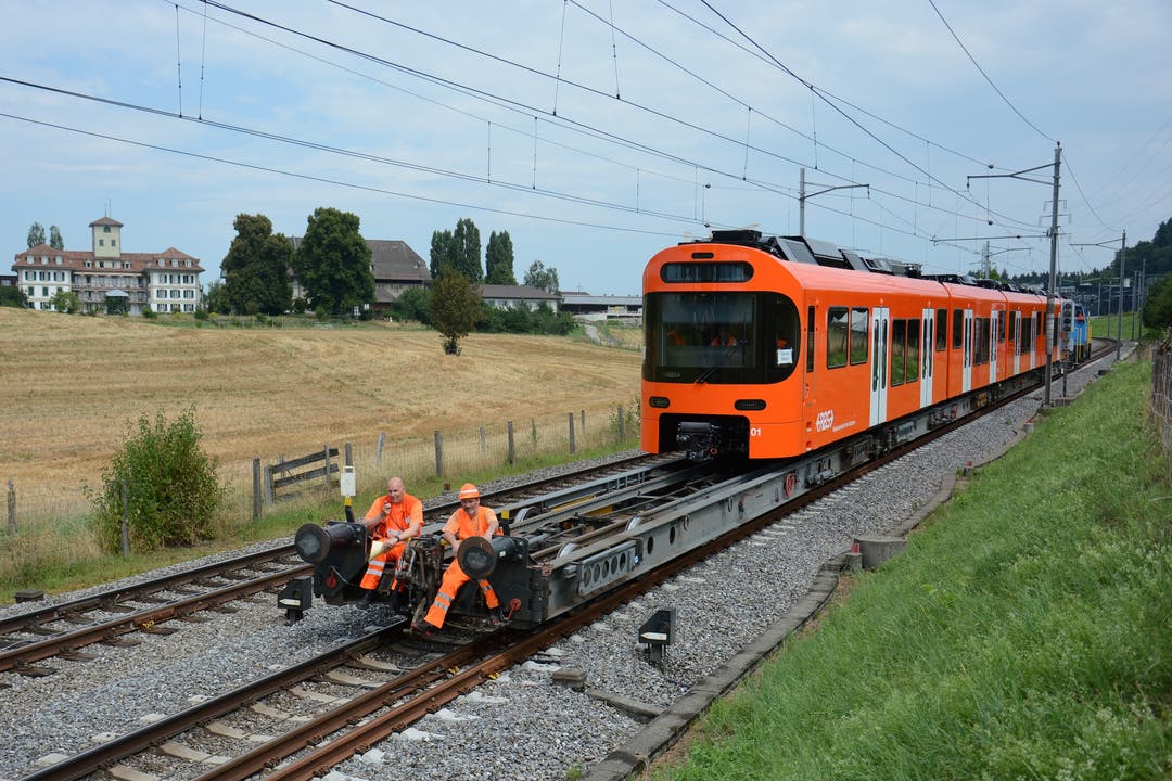Am 7.August 2018 wurde der erste «Worbla» – die Passagiere stimmten für diesen Namen – angeliefert. Auf Rollböcken transportierte ihn eine Stadler-Lokomotive nach Zollikofen.