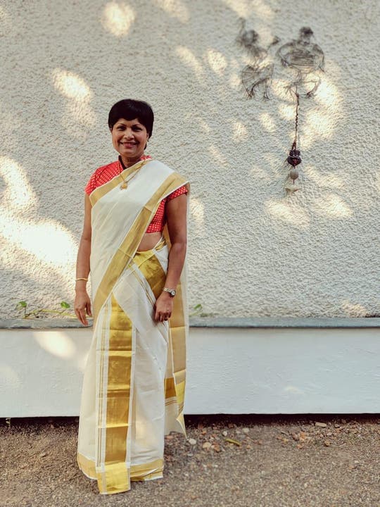 Susan von Sury in Kerala, gekleidet in einen weiss-goldenen Sari
