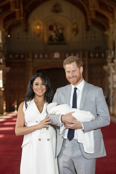 In der St George's Hall des Windsor Castle traten sie zwei Tage nach der Geburt erstmals vor die Medien