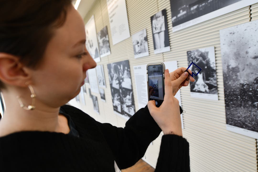 Mit dem Handy und einer speziellen #letsmuseeum Schablone sollen wir uns ein Foto aussuchen und mit dem kleinen Rahmen in Szene setzen.