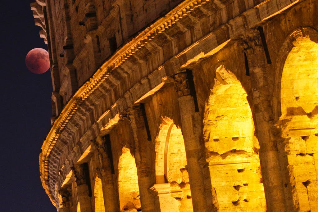 Mond erhellt das Colosseum.