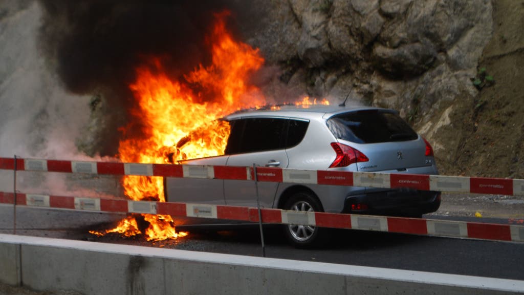 Adligenswil LU, 13. September Ein Auto ist in Brand geraten. Die herbeigerufene Feuerwehr konnte den Brand rasch löschen. Verletzt wurde niemand. Die Brandursache wird durch die Branddetektive der Luzerner Polizei untersucht.