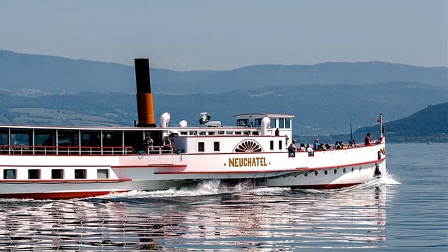Ein Bild des DS «Neuchâtel» unterwegs auf dem Neuenburgersee in Richtung Bielersee anlässlich der Generalversammlung des Vereins «Trivapor».
