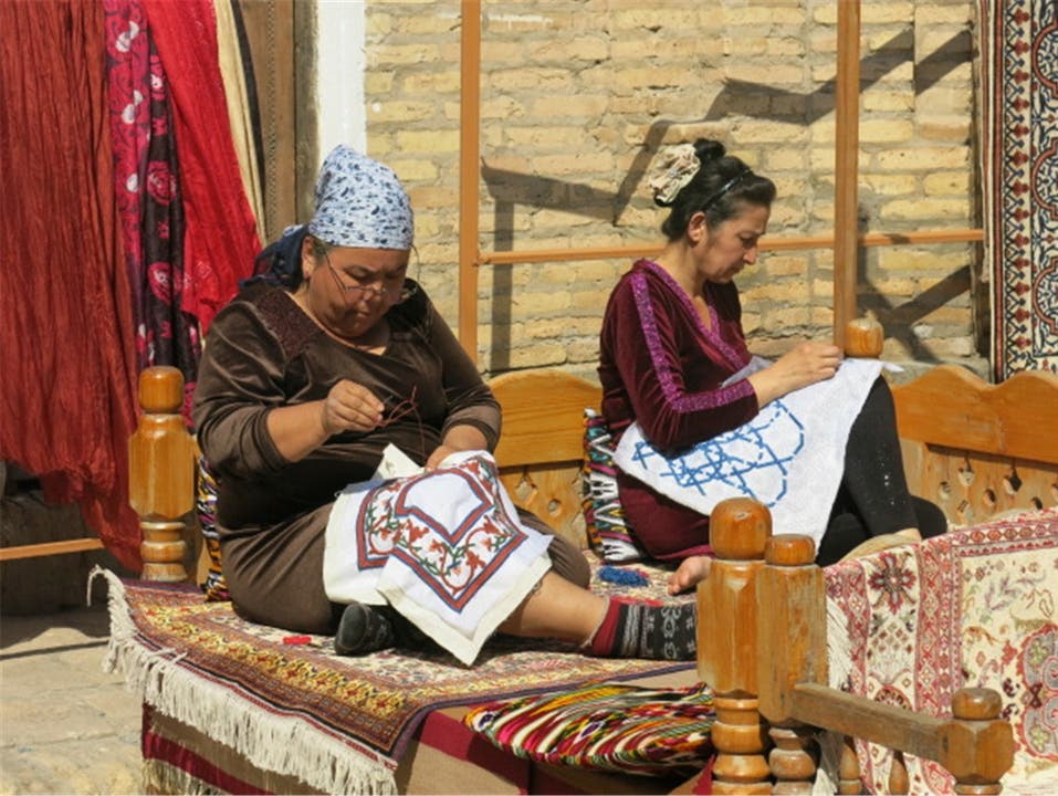 Ornamente zieren nicht nur die Wände von Moscheen, Minaretten oder Medresen. Frauen sticken die kunstvollen Muster auch auf Kissenbezüge.