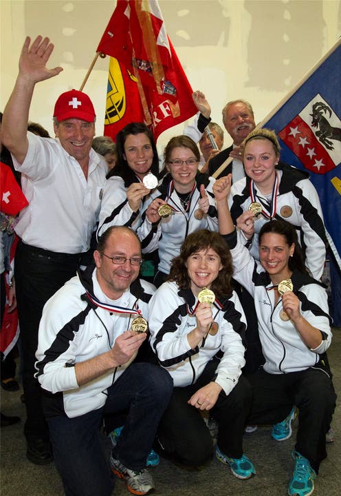 Beim CC Davos im Team der erfahrenen Curlinglegende Mirjam Ott (unten Mitte) war Alina Pätz (oben rechts) 2012 nur Ersatzspielerin. Mit dabei waren auch Janine Greiner (oben Mitte) und Carmen Schäfer (unten rechts) aus der Fahrweid.