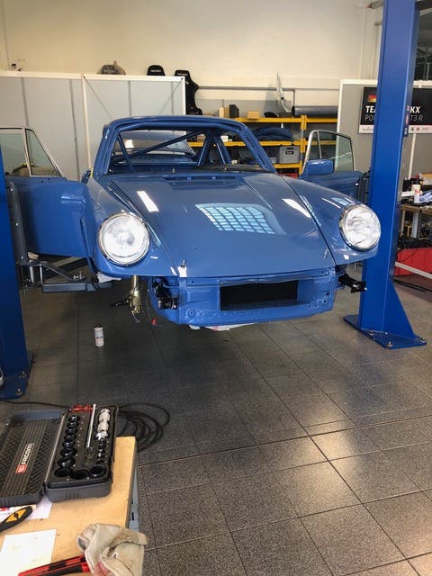 Von der Farbe bis zu den Bremsen bis zur Achse wurde alles erneuert, sogar einen neuen Überrollkäfig hat der Porsche nun.