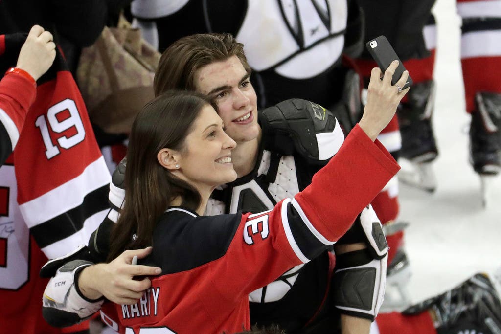Nico Hischier wird von den New-Jersey-Fans vergöttert. Hier posiert er mit einem weiblichen Fan für einen Selfie.