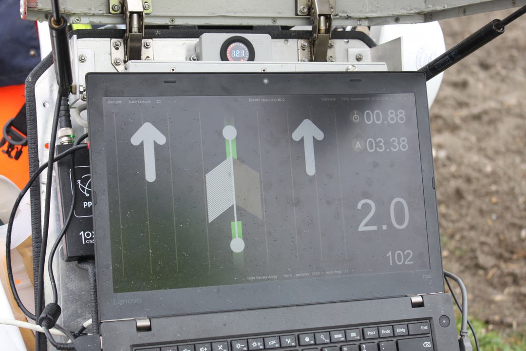 Der Bildschirm zeigt den Messvorgang und die genau Ausrichtung des Sensors an