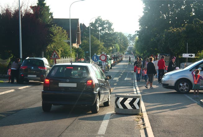 Nach zwei Verkehrsunfällen, bei denen Kinder von Autos angefahren wurden, reagiert der Gemeinderat und lädt zur Diskussion mit Fachstellen des Kantons und der Polizei ein. Symbolbild