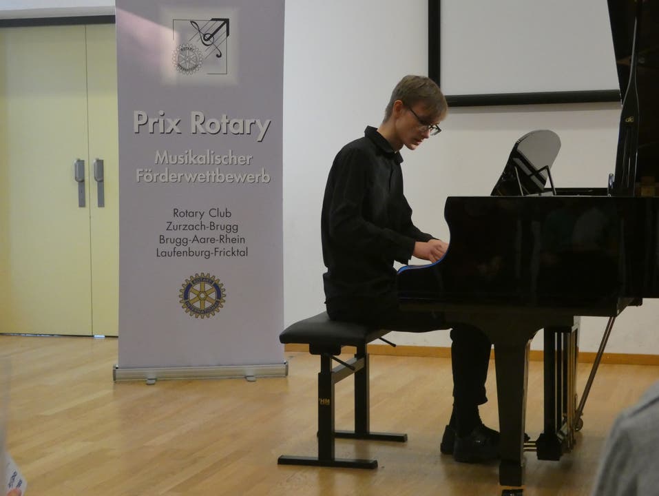 21. musikalischer Förderwettbewerb Prix Rotary Der 21. musikalischer Förderwettbewerb Prix Rotary fand im Chapf Schulhaus in Windisch statt. Julian Schnetzler 1. Preis Klavier 2. Gewinner des Prix Rotary.