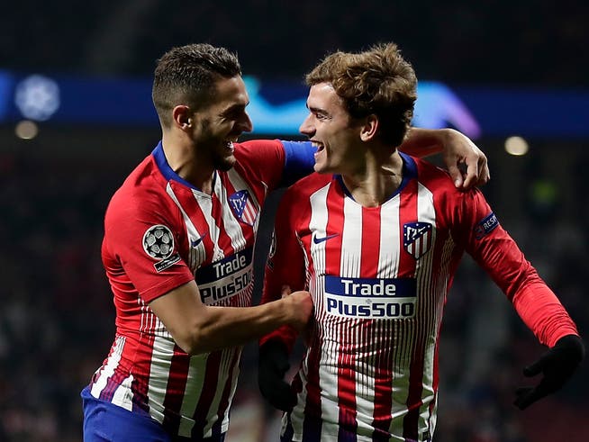 Atlético Madrids Mittelfeldspieler Koke (links) gratuliert Antoine Griezmann zu dessen 4. Tor in der laufenden Champions-League-Kampagne