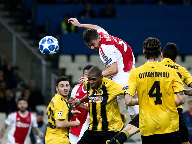 Amsterdam-Spieler Maximilian Wober überspringt die gesamte Abwehr von AEK Athen