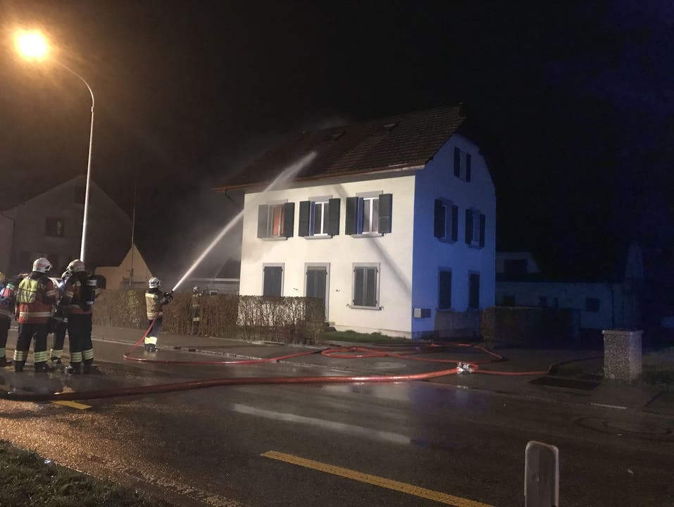Luterbach SO, 23. Dezember Am Sonntagabend brennt ein Zimmer in einem Mehrfamilienhaus an der Jurastrasse. Verletzt wird niemand. Das Feuer wurde durch einen Akku-Brand eines Hoverboards ausgelöst.