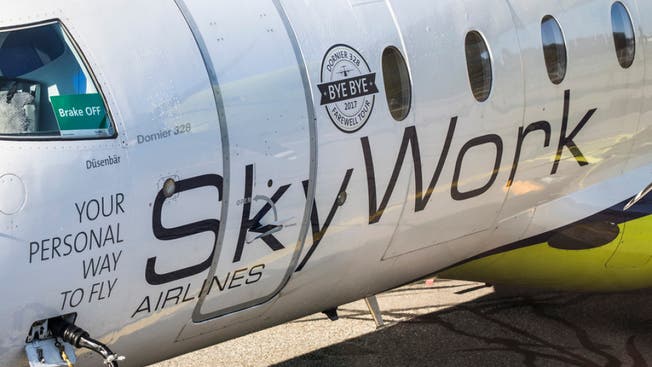 Ein Flugzeug von SkyWork Airlines auf dem Flughafen Bern-Belp. (Archivbild)